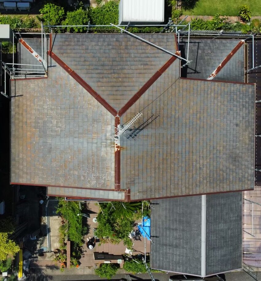 ドローン空撮で確認したガルテクト施工前のスレート屋根