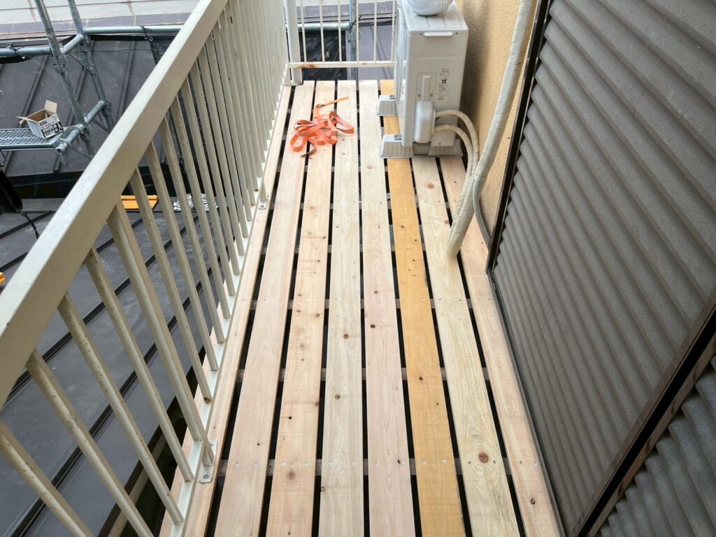 東大阪市で桧材を使用して張り替えたベランダ床。耐久性と質感を重視した仕上がり