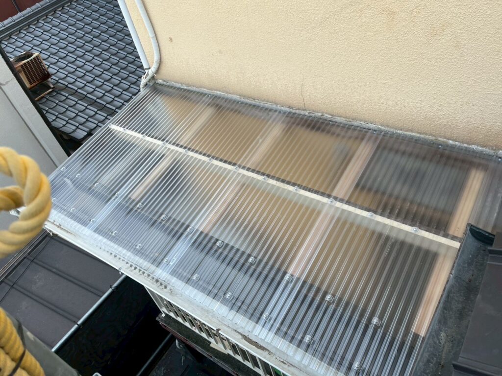 東大阪市で行った波板交換工事。劣化した波板を新しく交換した施工後