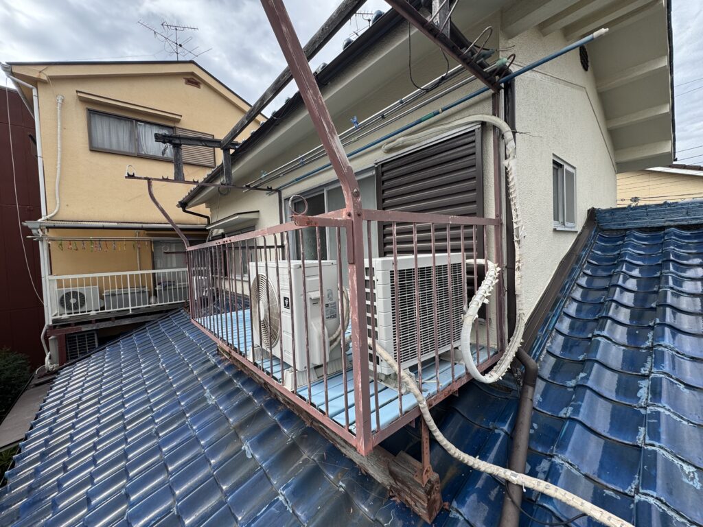 老朽化したベランダを撤去している様子。東大阪市の外装リフォーム工事