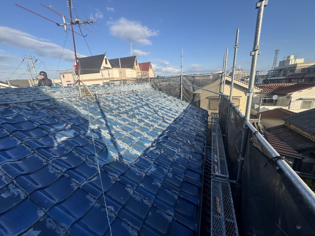 東大阪市で屋根葺き替え工事前の和瓦屋根。屋根重量が重く下地劣化が見られる状態