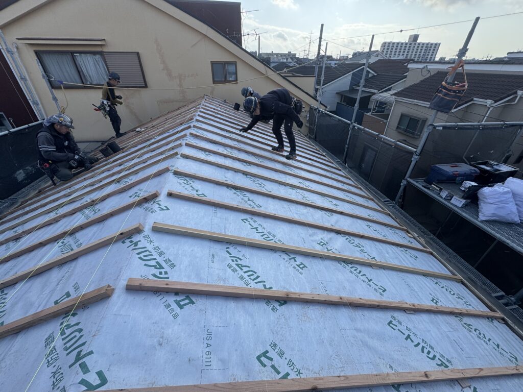 東大阪市で屋根下地の不陸調整をミリ単位で行っている立平屋根葺き替え工事