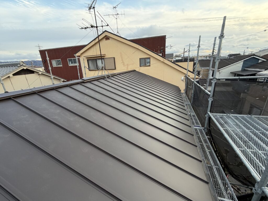 東大阪市で和瓦から立平屋根へ葺き替えた施工後の外観。軽量で耐震性の高い屋根