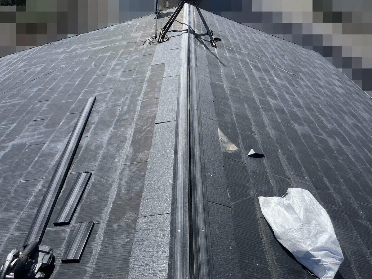 寝屋川市マンションの屋根に新しい棟板金下地を施工した状態
