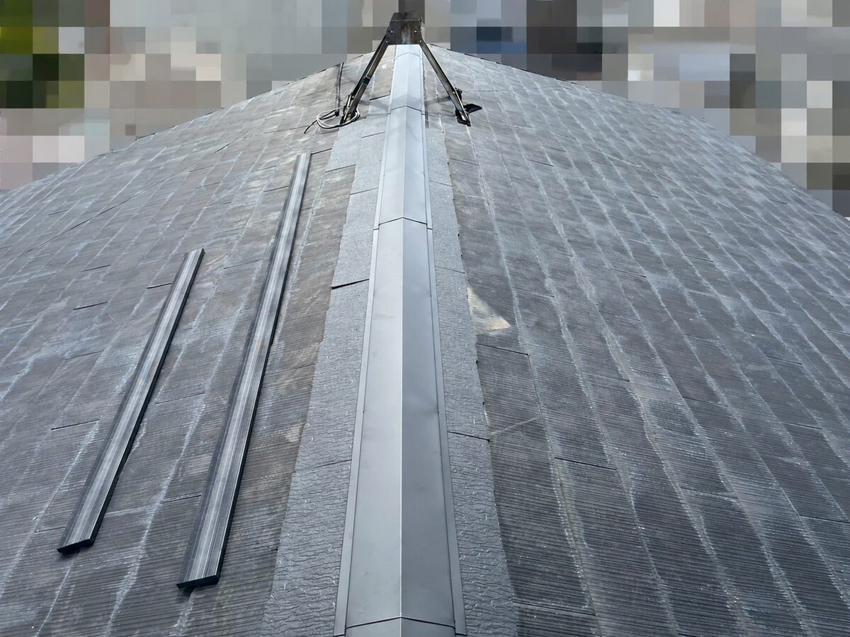 寝屋川市マンションで新しい棟板金を取り付けている施工状況