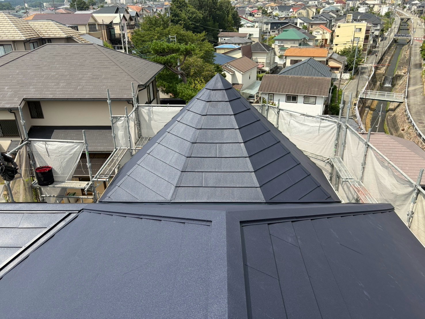 スーパーガルテクトSシェイドブルーの完成屋根