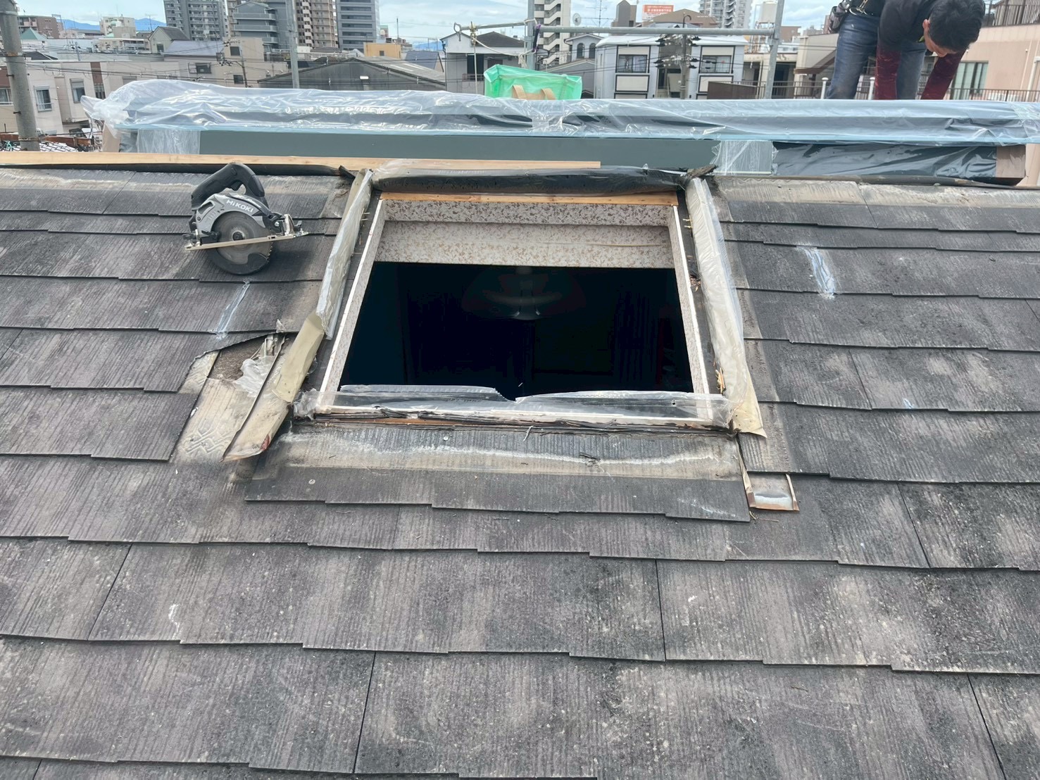 雨漏り対策として既存のトップライトを撤去している施工状況